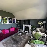 Beautiful 2 Bed Apartment In Bath - Free Onsite Parking