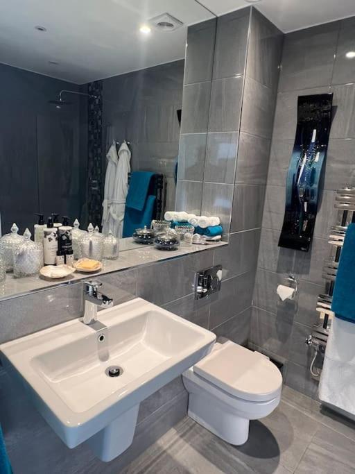 Beautiful 2 Bed In - Free Onsite Parking Apartment Bath
