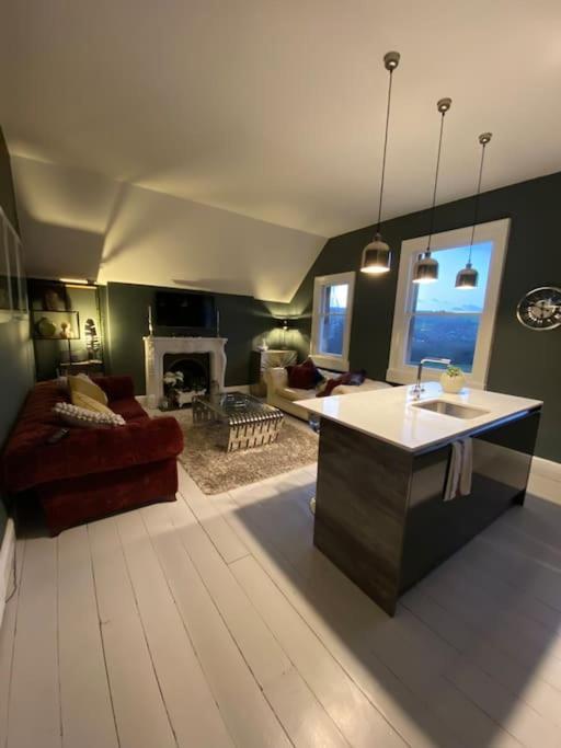 Beautiful 2 Bed In - Free Onsite Parking Apartment