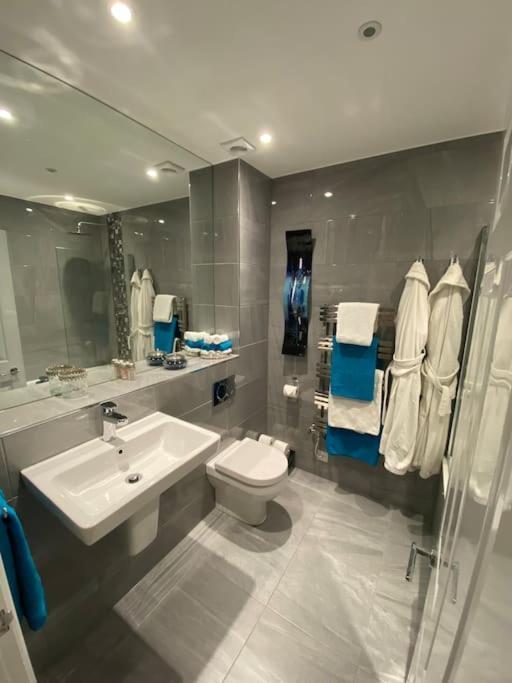 Beautiful 2 Bed In - Free Onsite Parking Apartment *