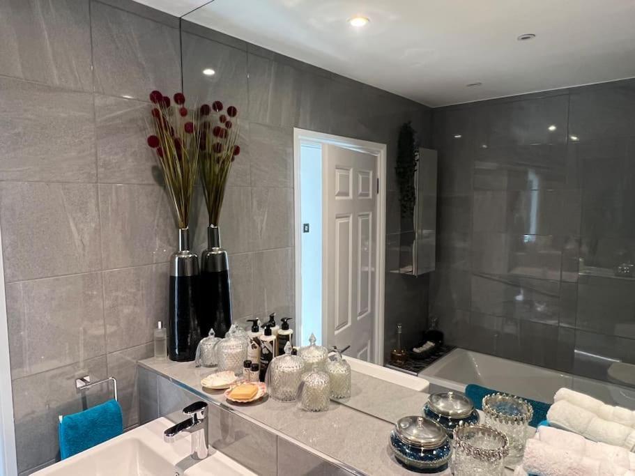 Beautiful 2 Bed In - Free Onsite Parking Apartment