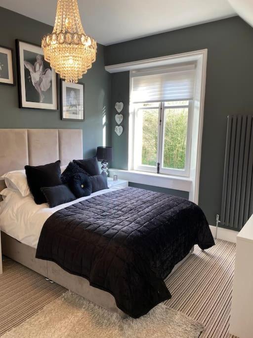 Beautiful 2 Bed In - Free Onsite Parking *